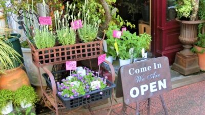 お花屋さんの前の花