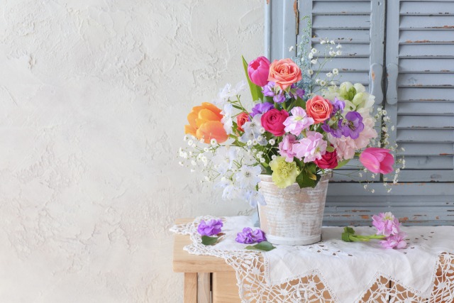 モダンなフラワーアレンジメント