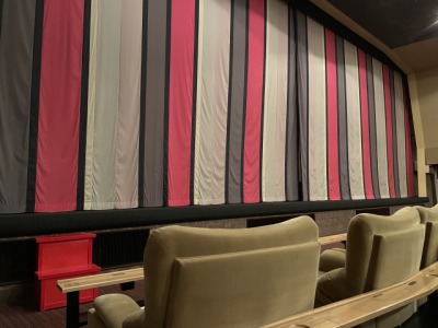 幕が上がりそうな舞台