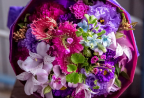 紫系のおしゃれな花束